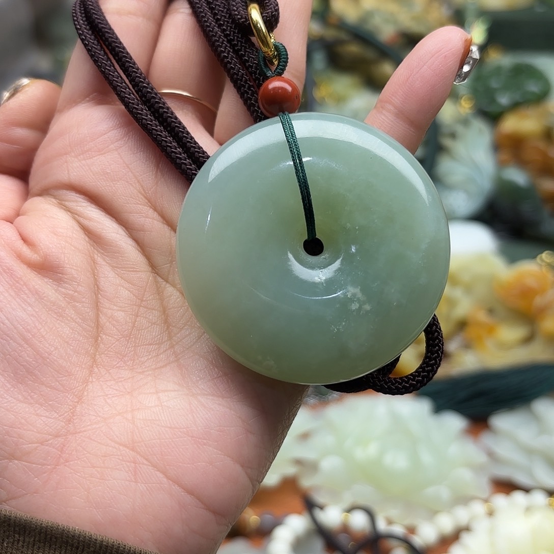 蛇纹石玉未镶嵌颈饰