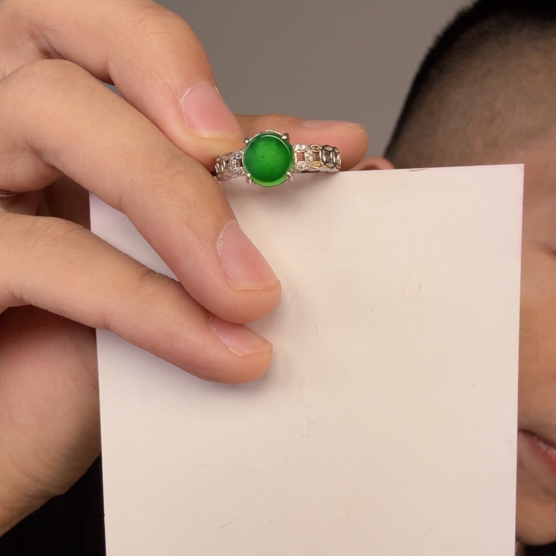 翡翠未镶嵌颈饰一件