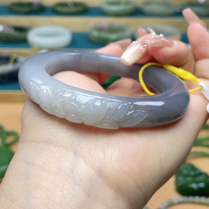 和田玉手镯57圈口。编号23未镶嵌