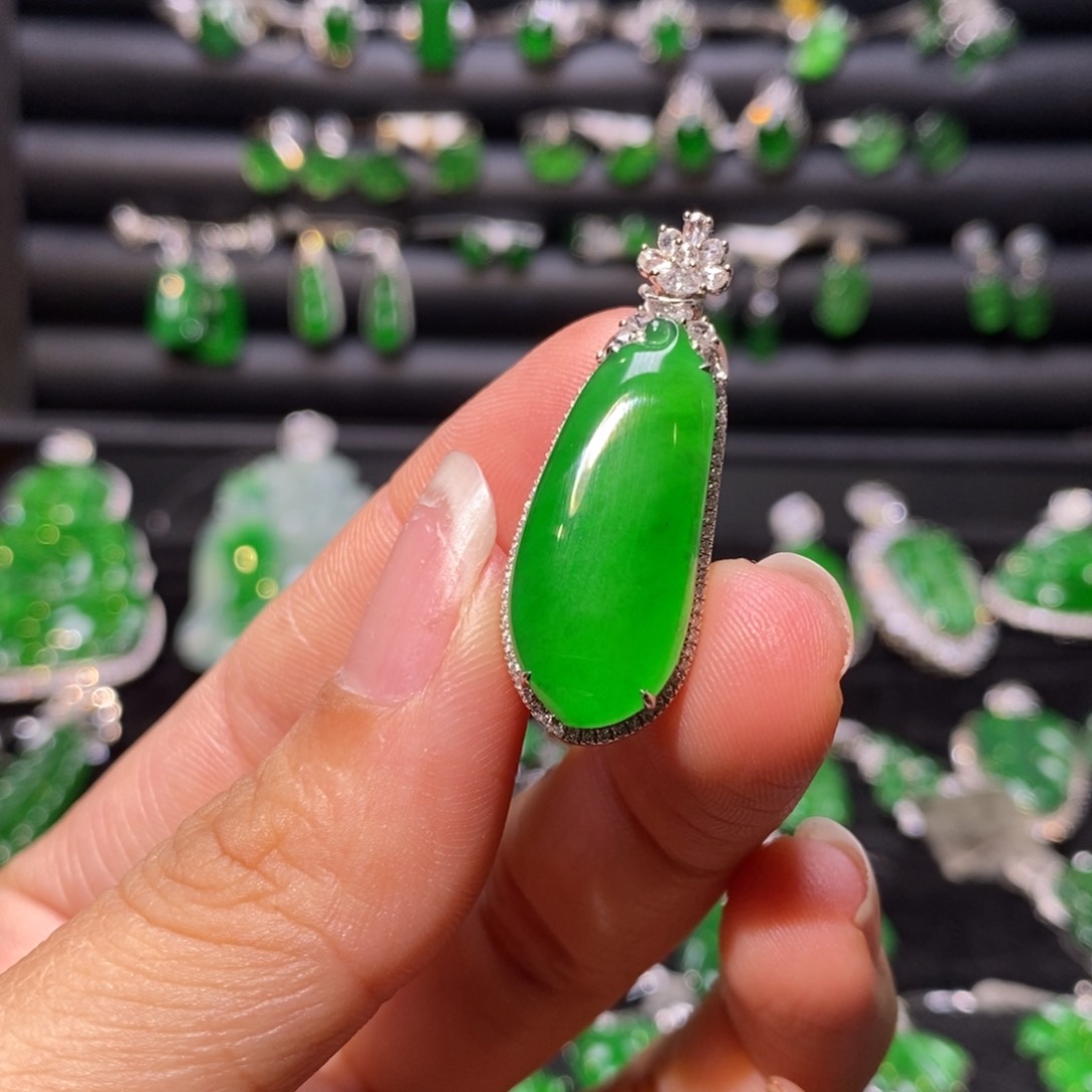 翡翠18K金镶嵌颈饰福瓜吊坠