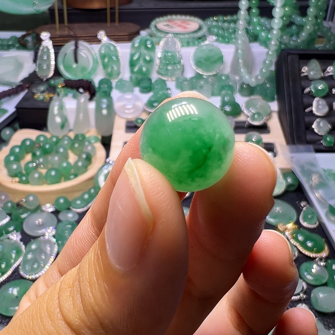 夭***灵石英质玉（非洲翠）未镶嵌颈饰