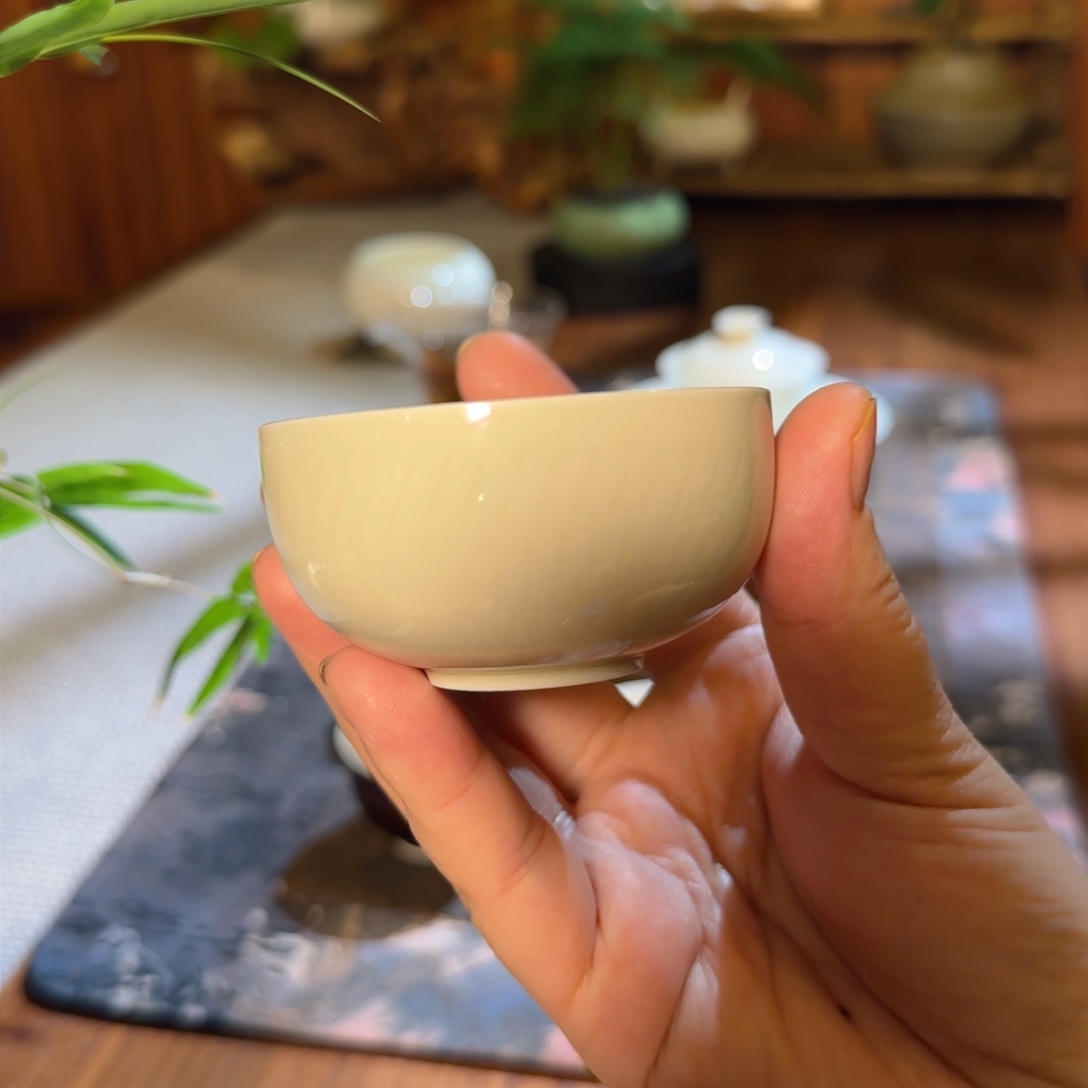 微澜定瓷 仿古普洱杯 内刻莲纹外跳刀 微瑕70cc