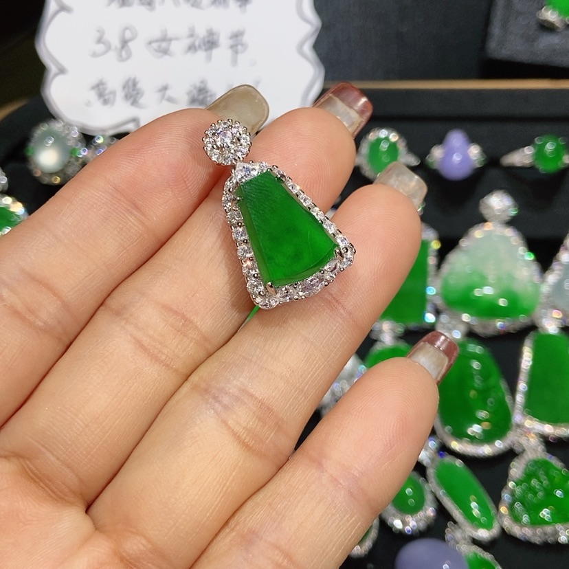 【闪购商品】翡翠颈饰未镶嵌天然翡翠