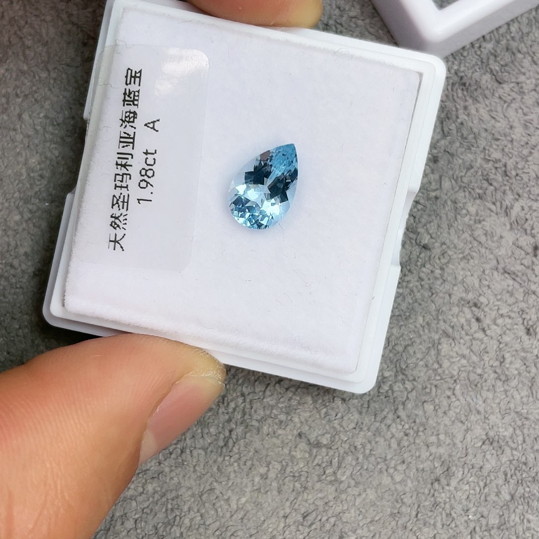 海蓝宝石笔搁未镶嵌1.98Ct。