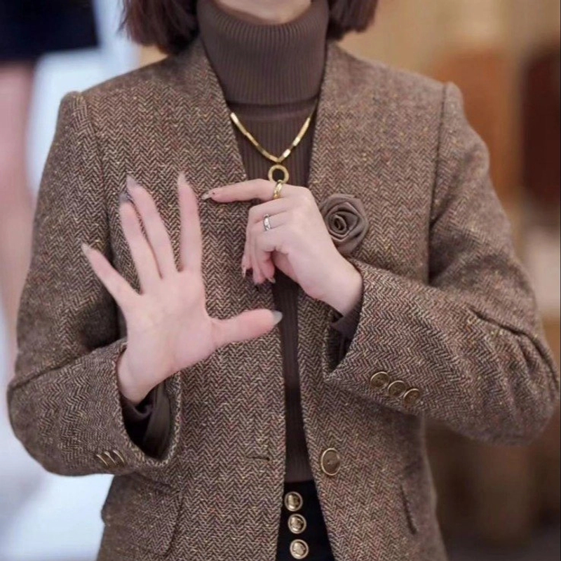 中年妈妈短款洋气西服女2025新款春小个子时尚无领高端小西装外套