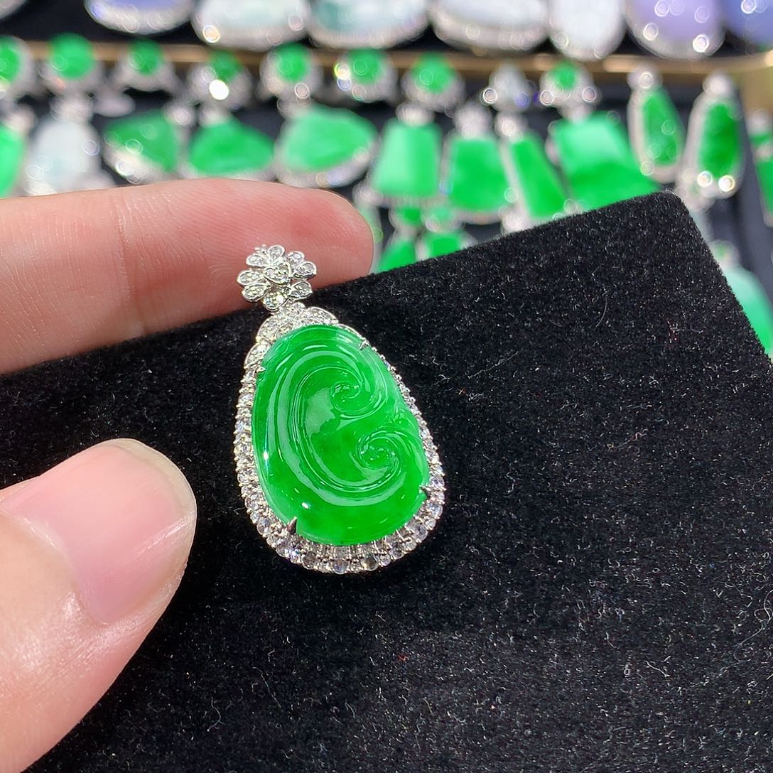 翡翠18K金镶嵌颈饰