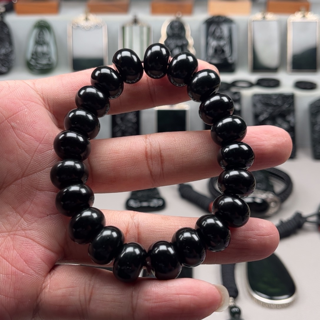 蛇纹石玉未镶嵌颈饰人****書