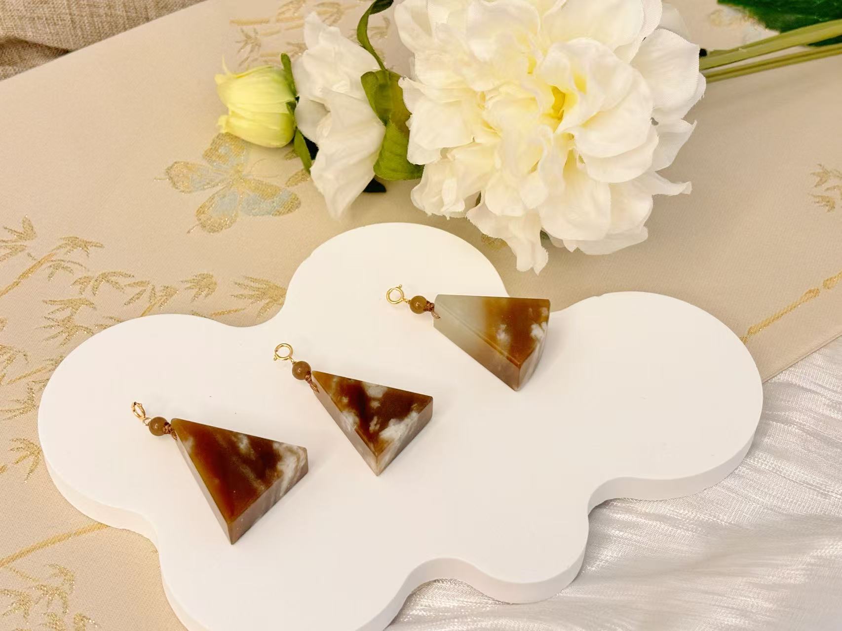 【云棱】纯天然和田玉牛轧糖三角吊坠（多样性发其一）