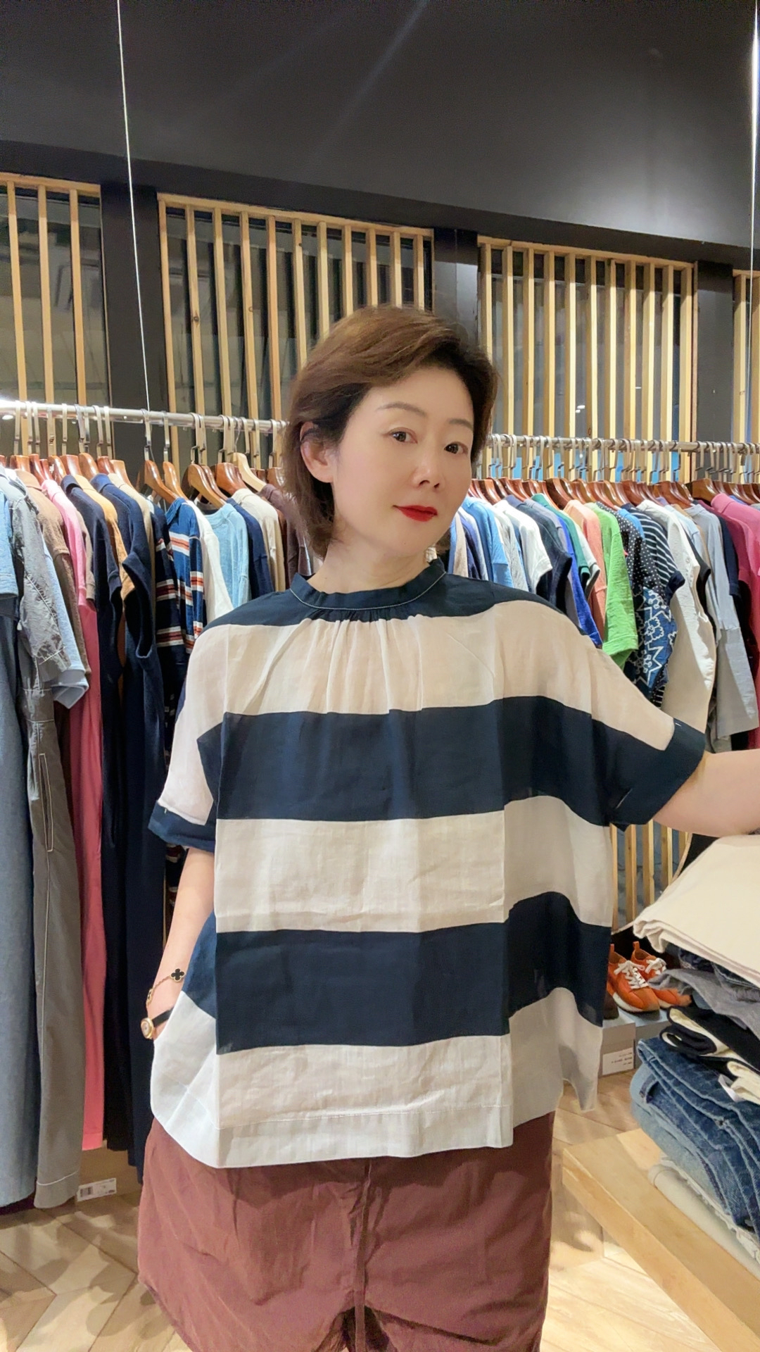 休闲风撞色款条纹上衣