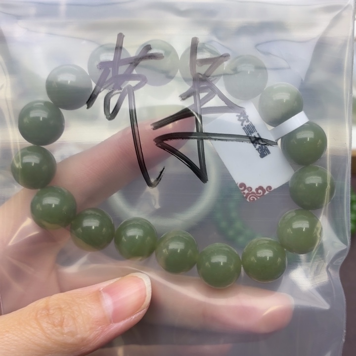 芥***茉和田玉未镶嵌手镯