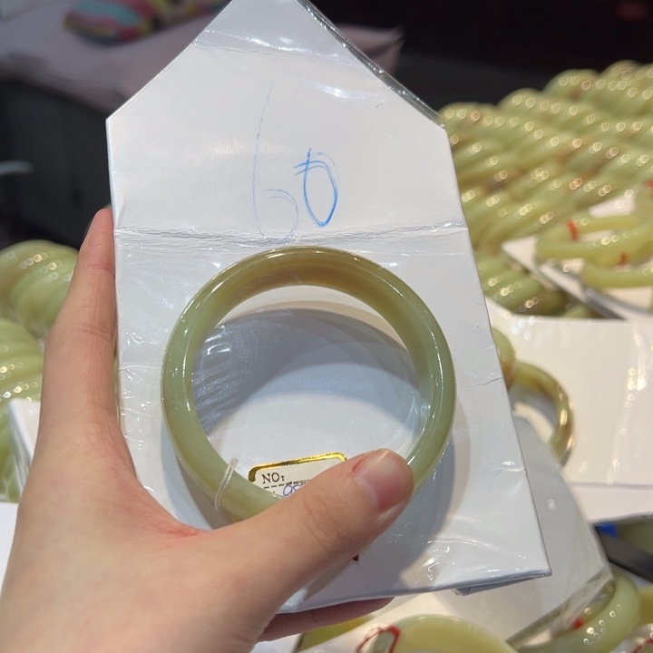 秀***儿和田玉未镶嵌手镯