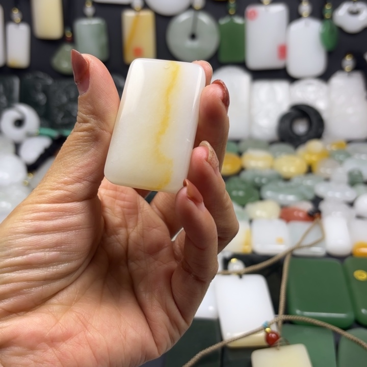 石英质玉（金丝玉）未镶嵌颈饰