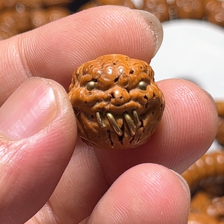 低**生桃核雕刻蛇珠镶嵌