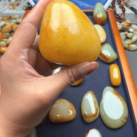 和田玉颈饰未镶嵌家***们