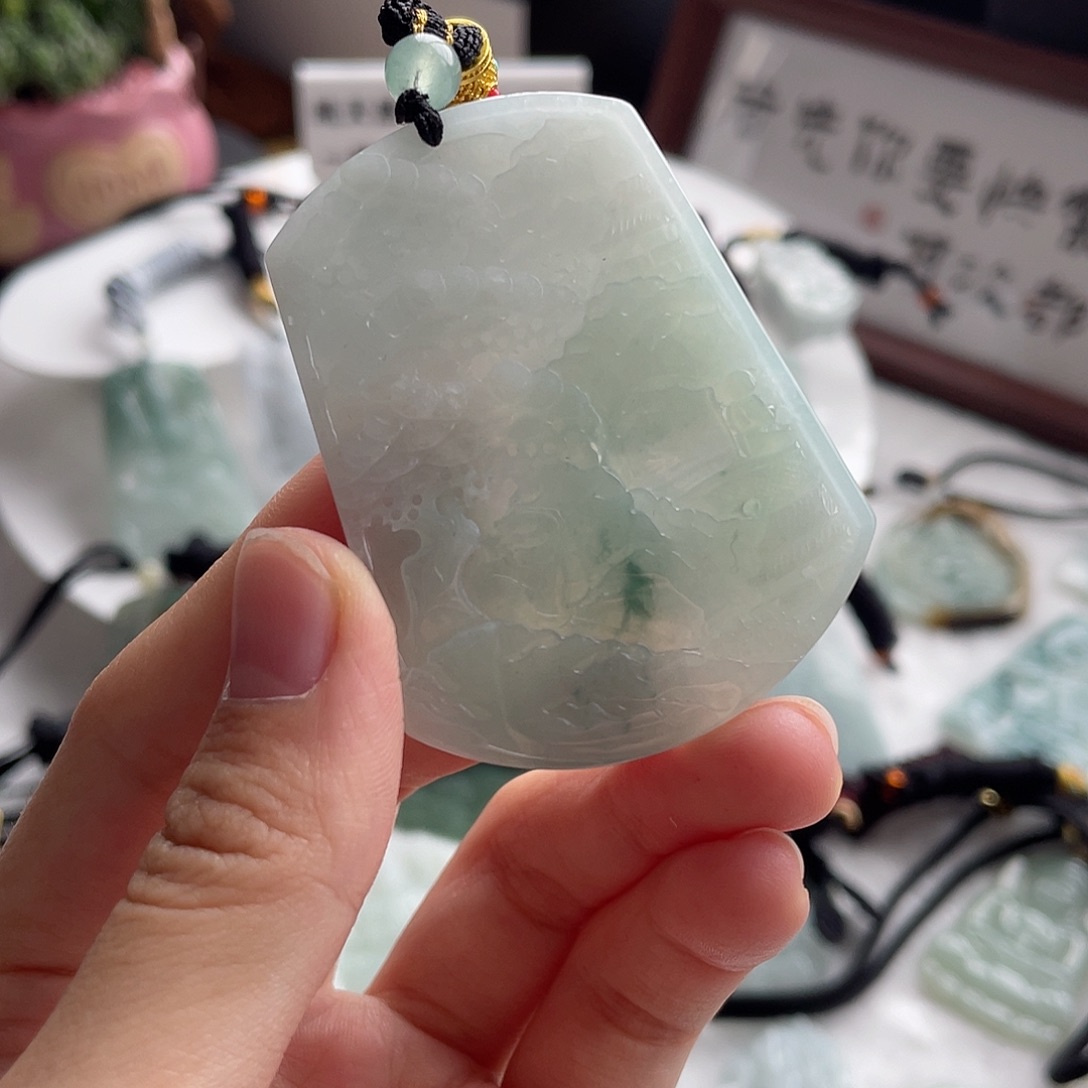 翡翠未镶嵌颈饰山水