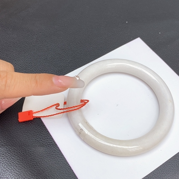 翡翠手镯未镶嵌60圈口