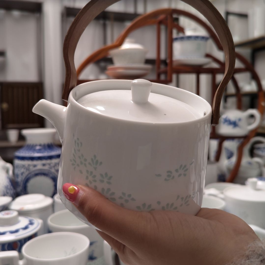 陶瓷玉兰花提梁壶一个