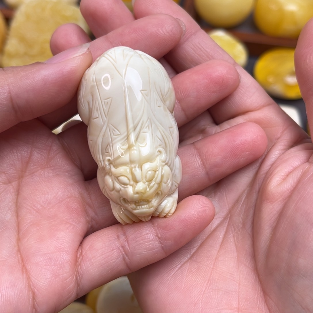 琥珀裸石未镶嵌貔貅