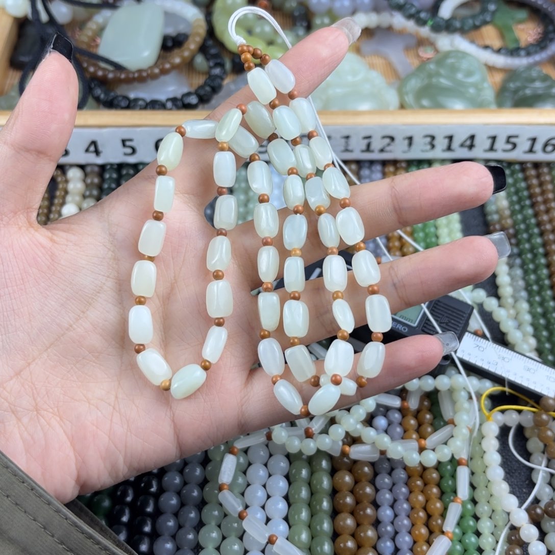 跃***车和田玉未镶嵌颈饰