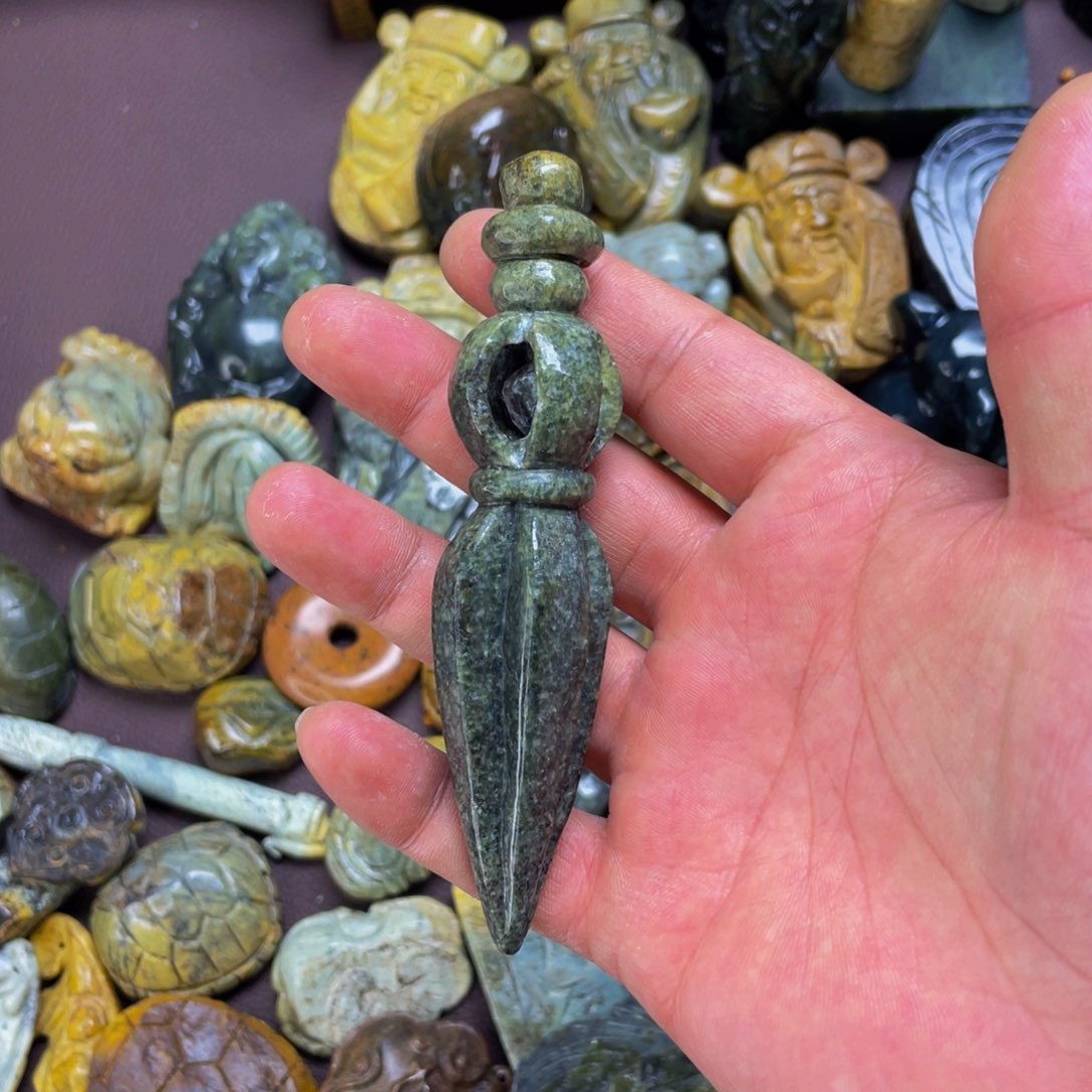 【闪购商品】未镶嵌岫岩河磨玉（透闪石质玉）挂件松**布