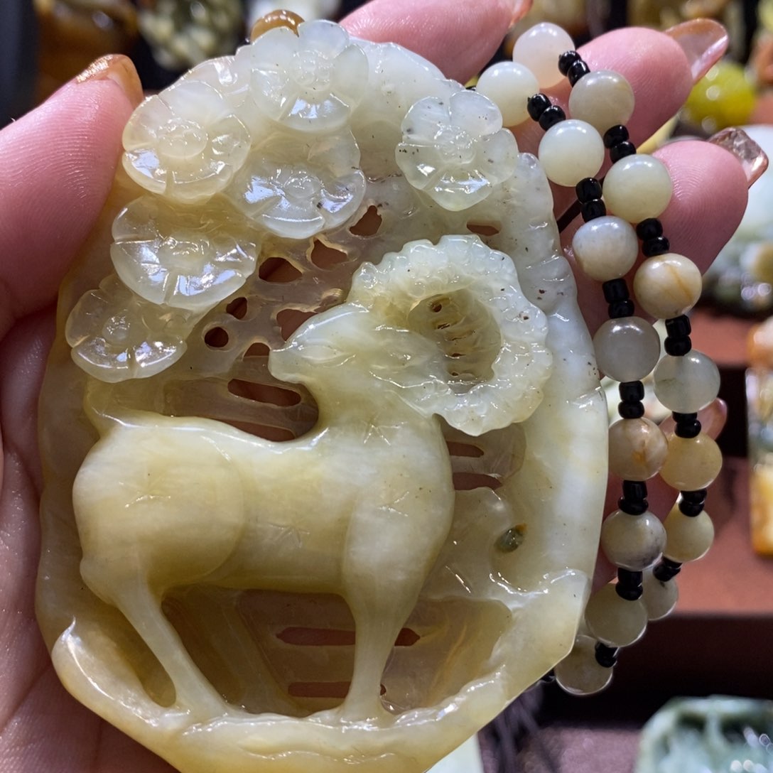 蛇纹石玉颈饰未镶嵌