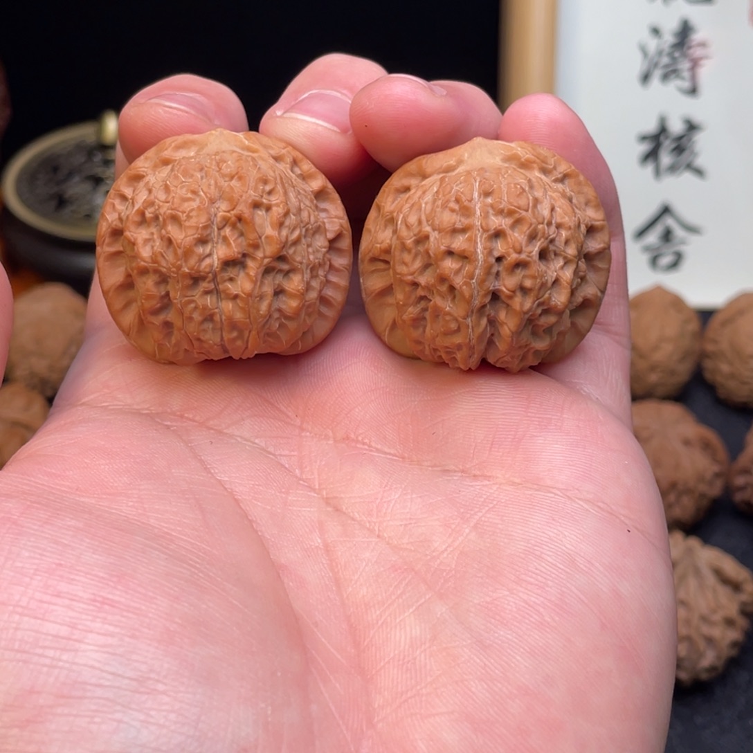 你***到文玩核桃吊坠38血麒麟（有黄）