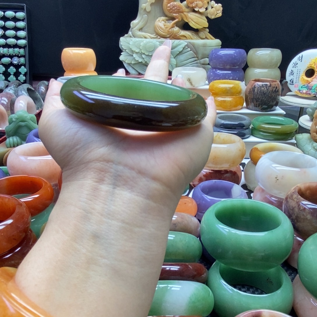 莲***华石英质玉未镶嵌手镯