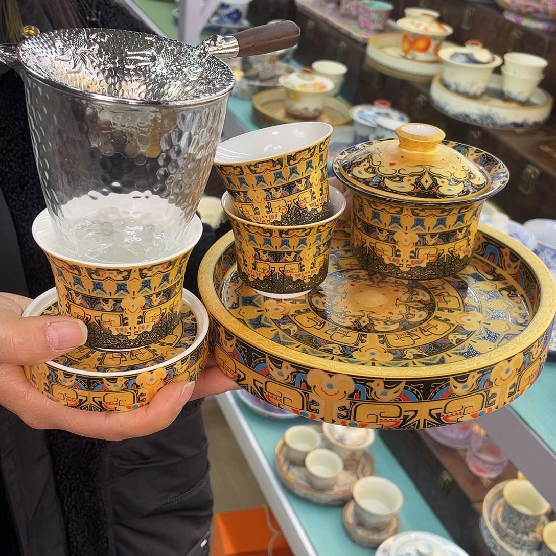 6. 茶有浓淡，情有深浅，一杯茶从热到凉，一段路从近到远，慢慢品，慢