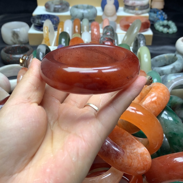 未镶嵌手镯石英质玉红*