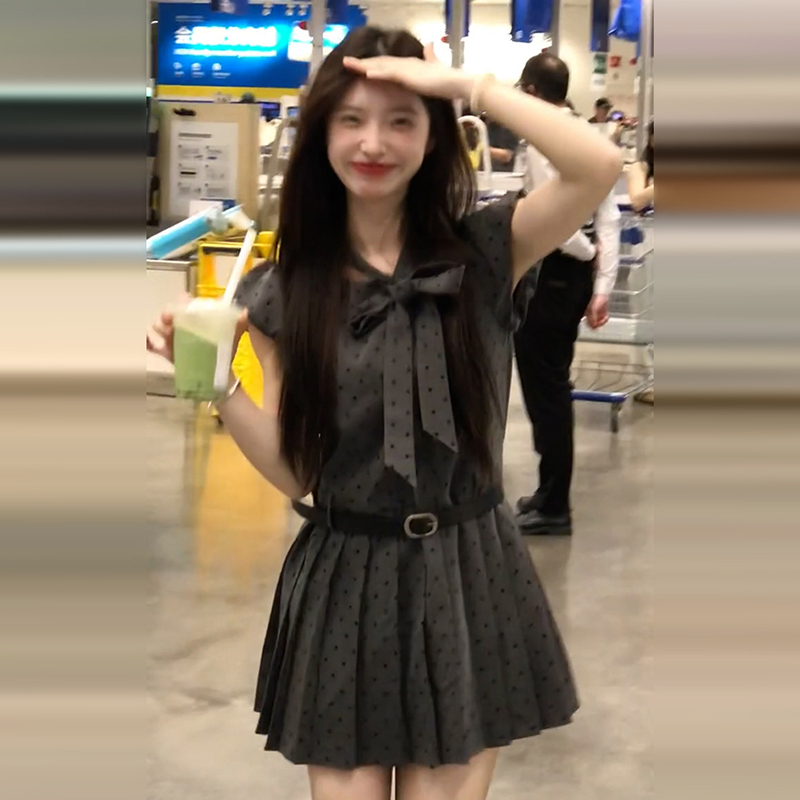 灰色波点连衣裙子女夏季2025新款miu系穿搭收腰a字百褶短裙4359