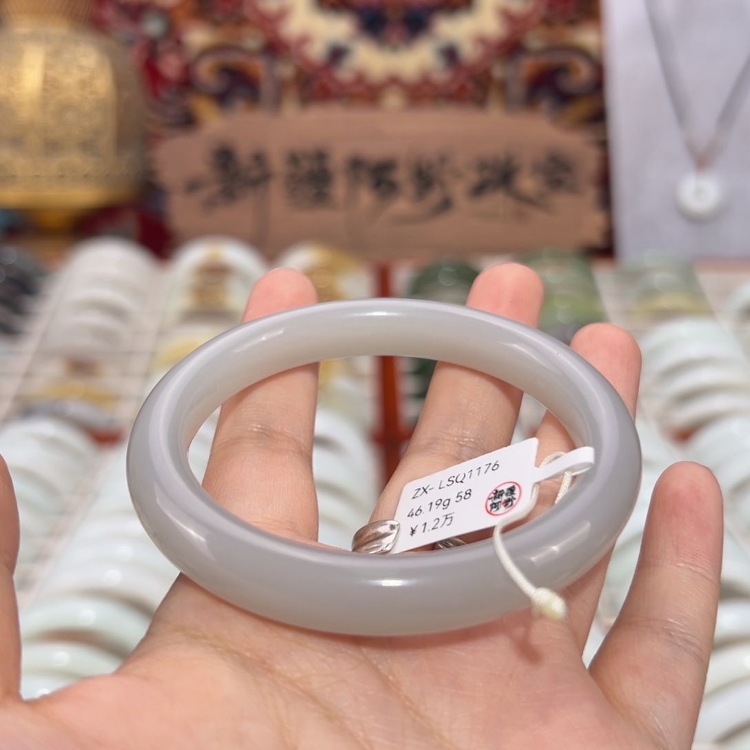 和田玉未镶嵌手镯