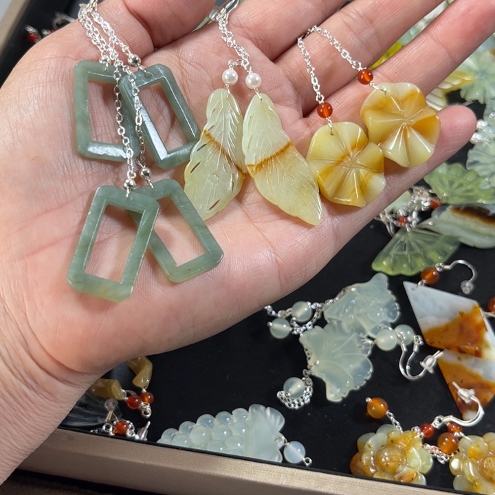 蛇纹石玉耳饰合金