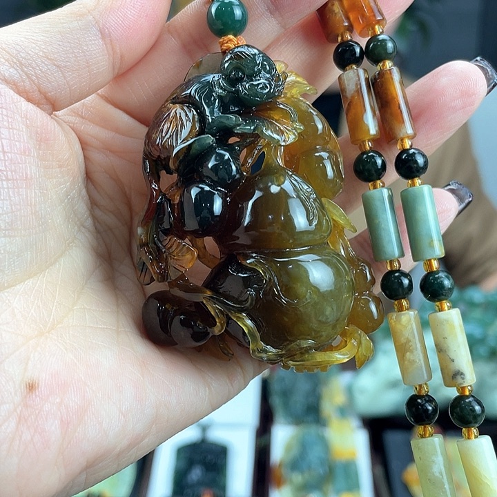 蛇纹石玉颈饰未镶嵌