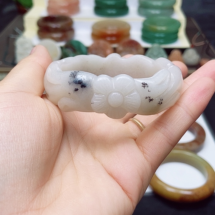 石英质玉手镯未镶嵌