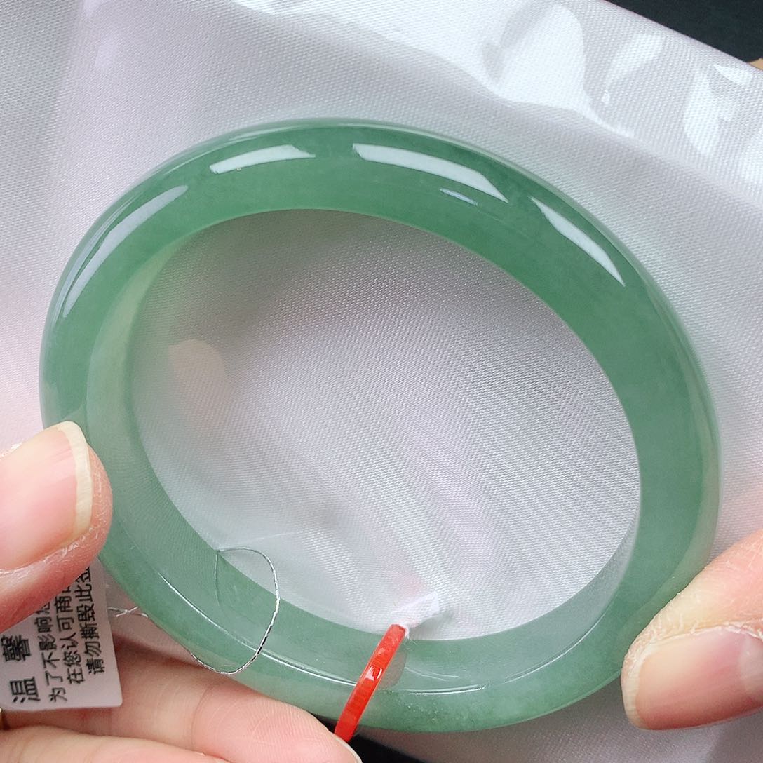 翡翠手镯未镶嵌56贵