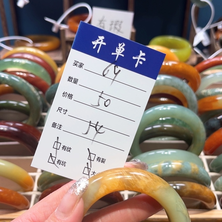 蛇纹石玉手镯未镶嵌人***。