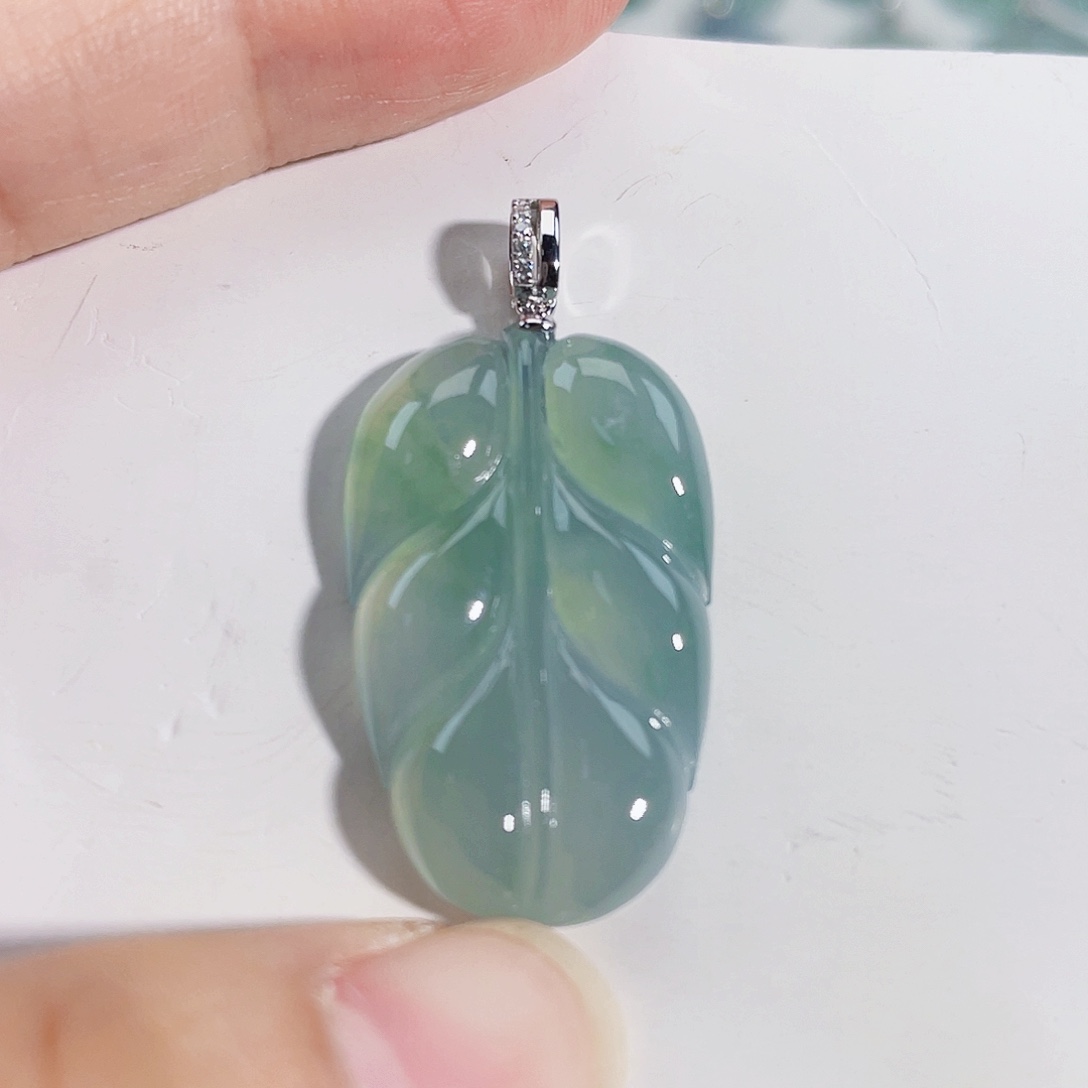 颈饰18K金镶嵌翡翠吊坠