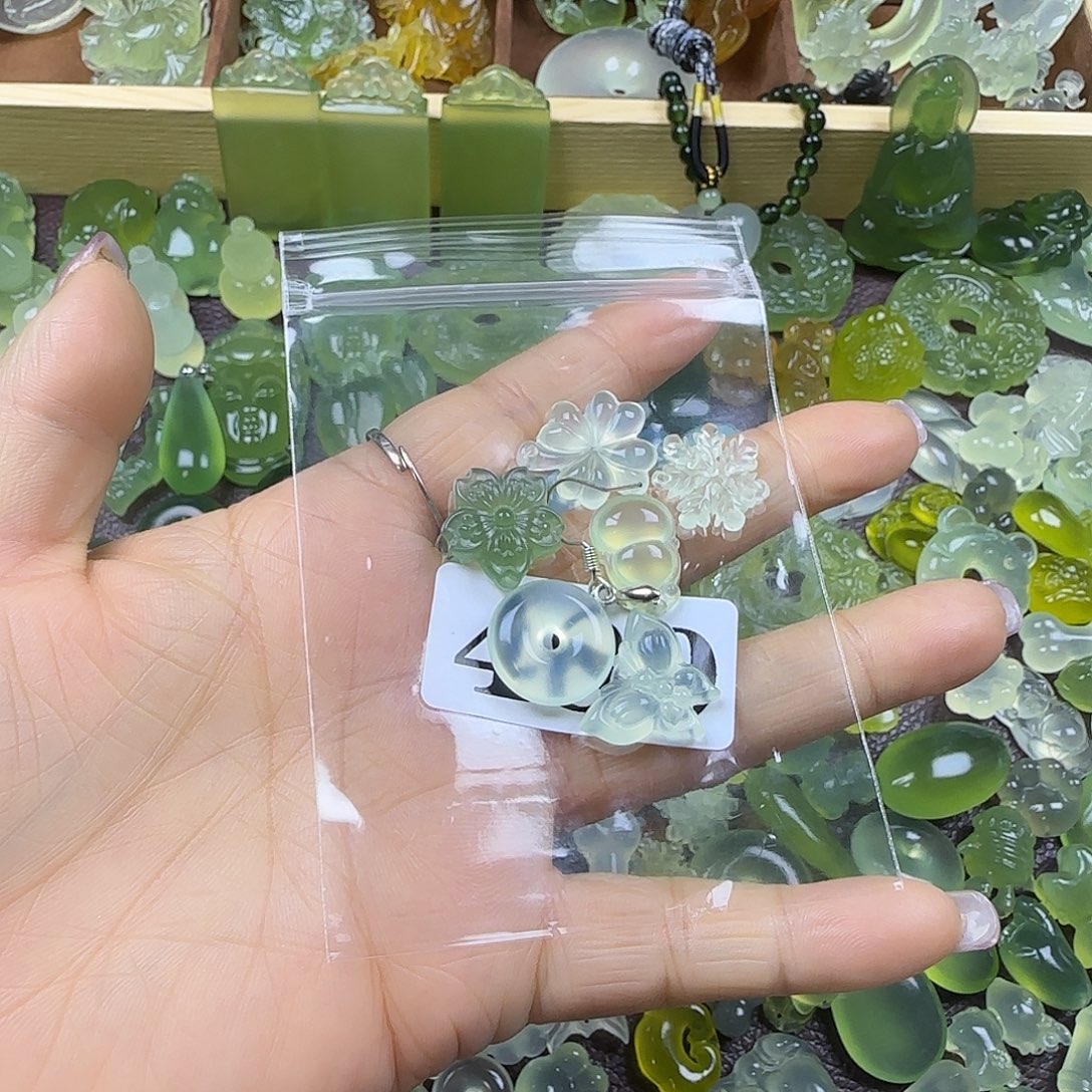 叶***陆蛇纹石玉未镶嵌岫玉吊坠