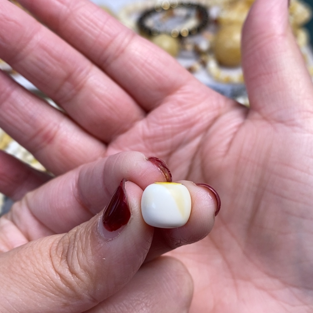 琥珀裸石未镶嵌漆瓷白老型单珠10.7