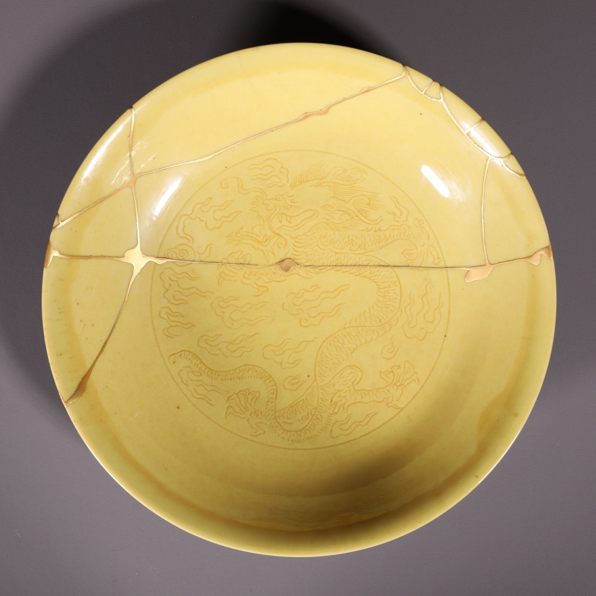 LOT052402 清康熙 黄釉暗刻双龙赶珠纹盘