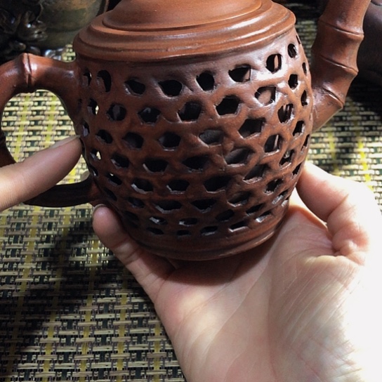 紫砂茶壶原矿泥料手工制作的紫砂壶。