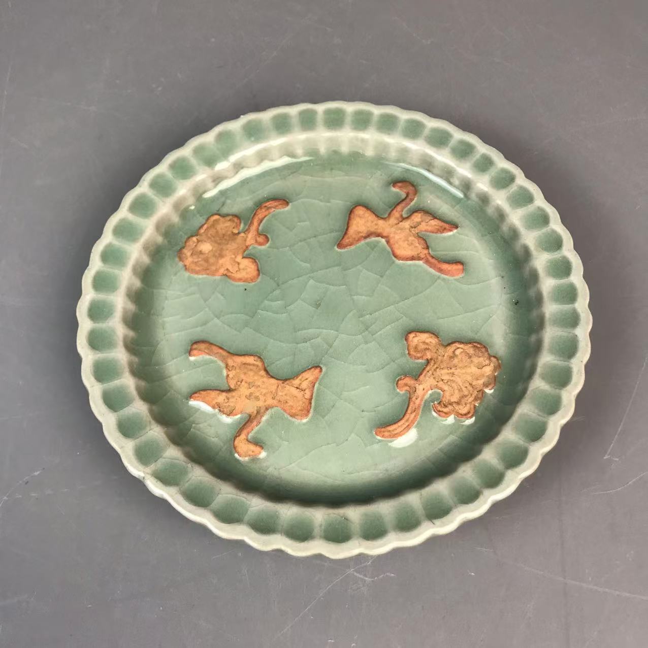 龙泉窑折沿花口赏盘
