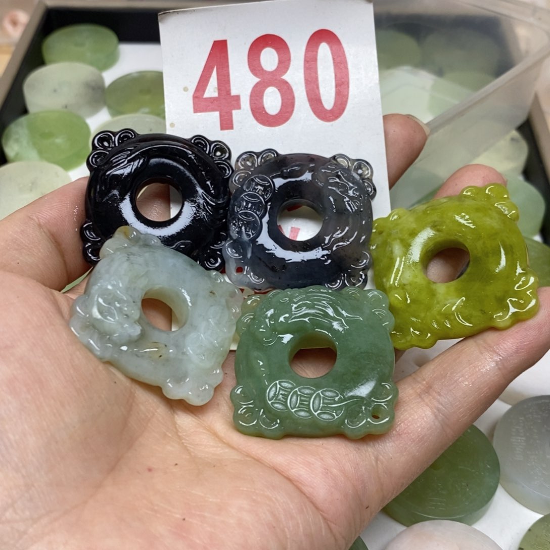 透闪石-蛇纹石玉未镶嵌挂坠 