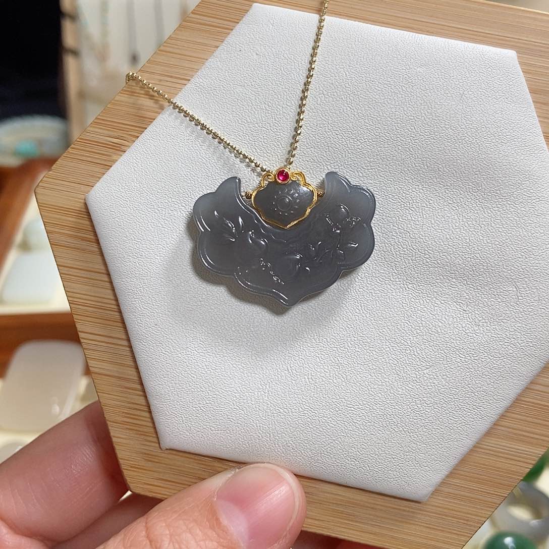 和田玉吊坠(赠链)18K金镶嵌