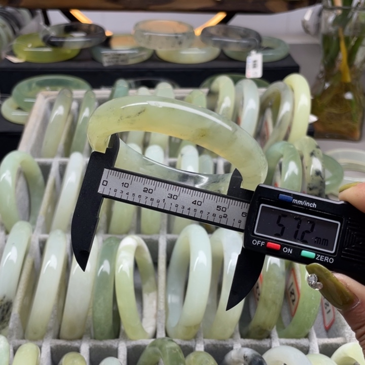 蛇纹石玉手镯未镶嵌181