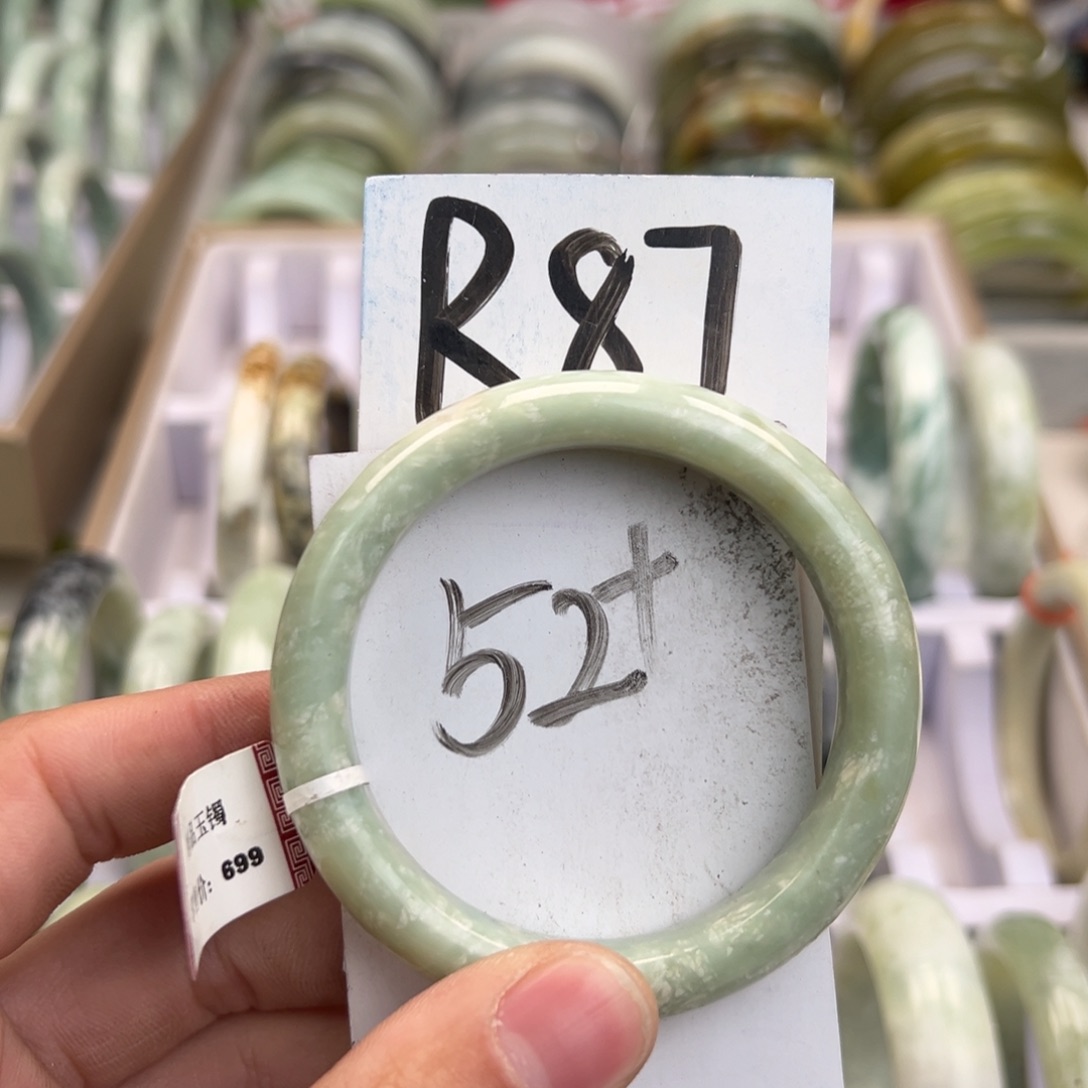 岫玉手镯未镶嵌天然岫玉微瑕，可以正常佩戴