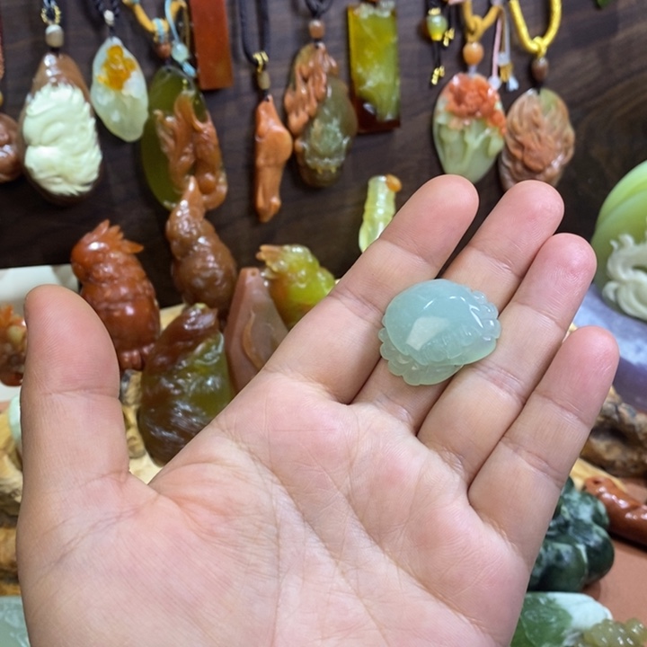 蛇纹石玉未镶嵌颈饰