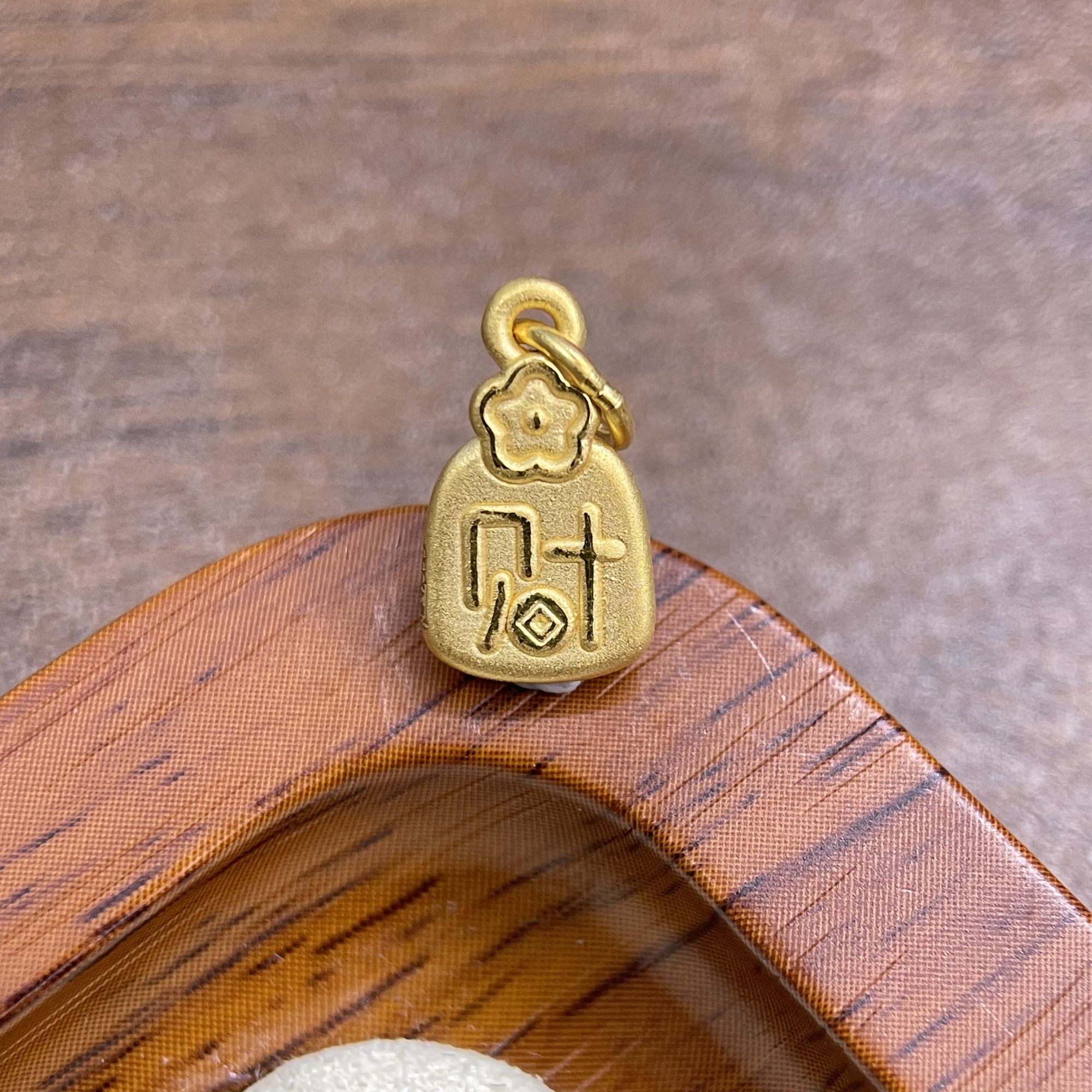 辉通黄金足金999桃花财财牌配件DP2472-0670