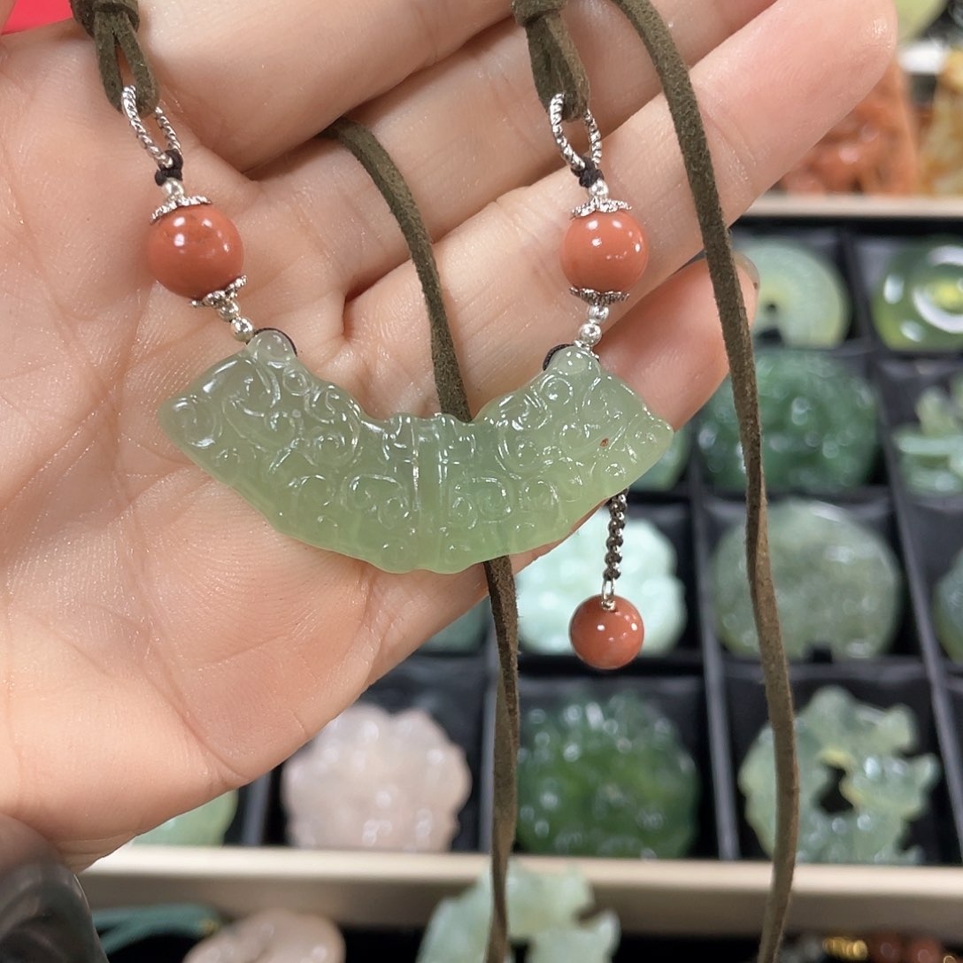 蛇纹石玉颈饰未镶嵌