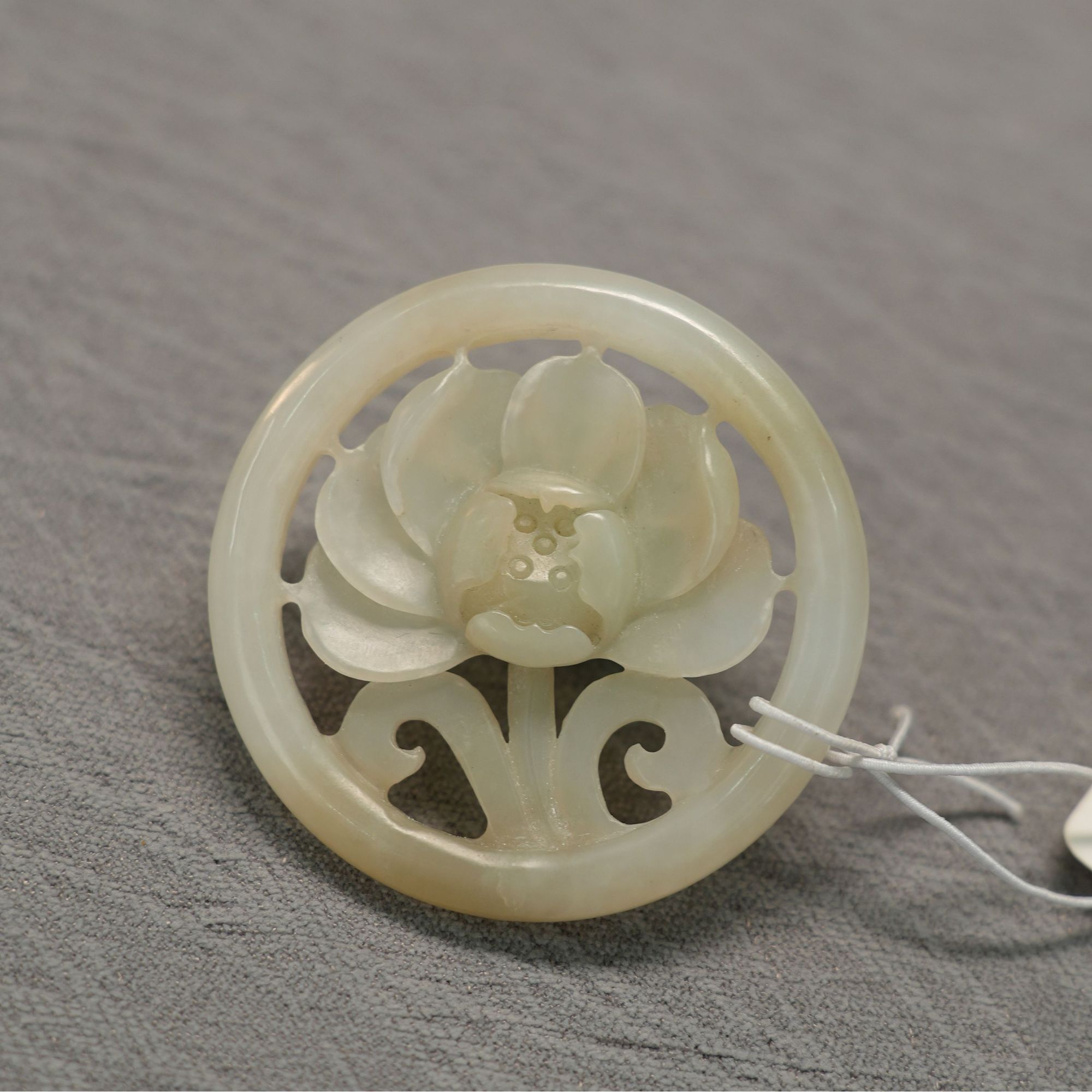 清和田玉雕荷花型圆佩